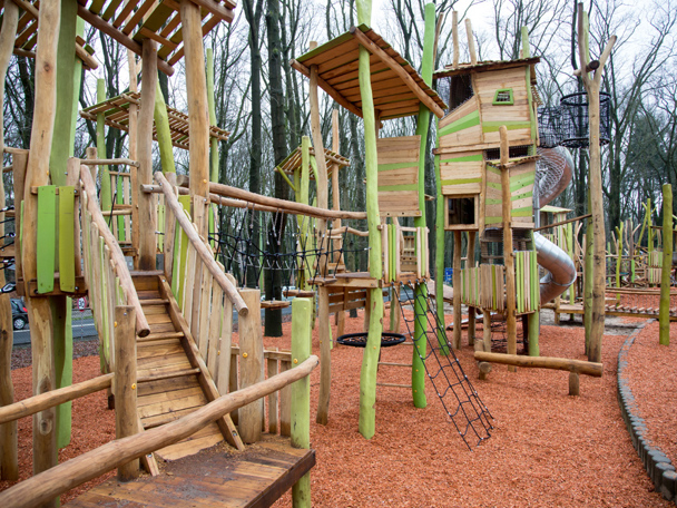 Anregender Abenteuerspielplatz aus natürlichen Materialien